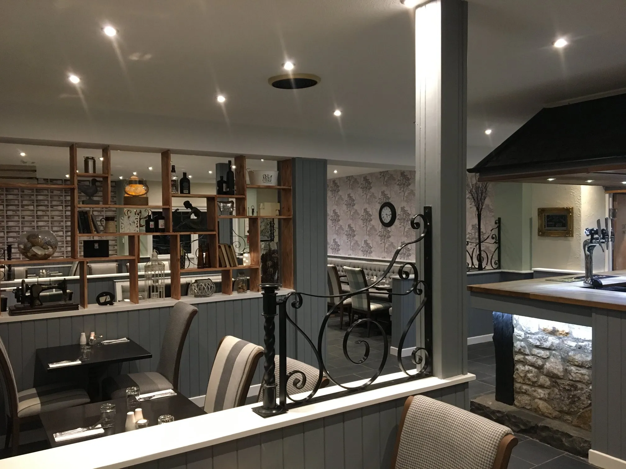 Y lolfa a'r bar yn y Bryn Arms