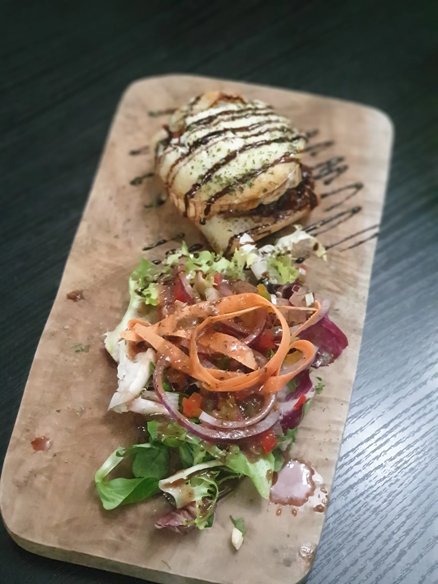 Bwyd cartref o gegin y Bryn Arms, wedi ei weini ar fwrdd pren gyda salad ffres