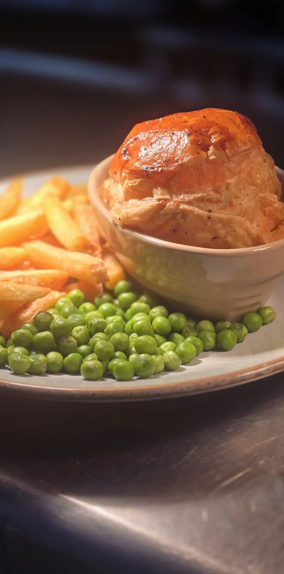 Pastai mewn powlen gyda sglodion a phys, wedi ei weini ar blât yn y Bryn Arms