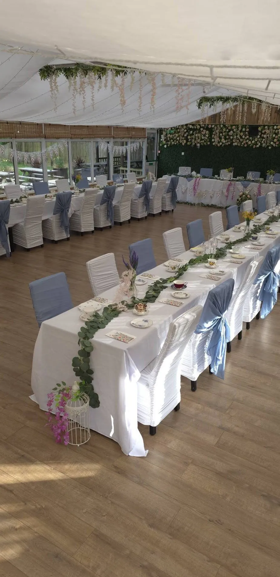 The top table dressed in white with candlelight
